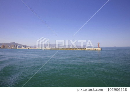 高松港和俗稱“Setoshirube”（世界上第一座玻璃燈塔）/背景中的大槌島 105906318