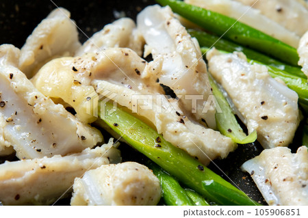 A cooking scene in which chicken cartilage (Yagen cartilage) and garlic sprouts are fried in a frying pan. 105906851