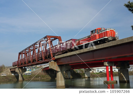 Abolished in April 2021 Akita Rinkai Railway South Line DE10 type towing container transport train Crossing the former Omonogawa Bridge Abolished in April 2021 Akita Rinkai Railway South Line DE10 type towing container transport train Crossing the former Omonogawa Bridge 105907266