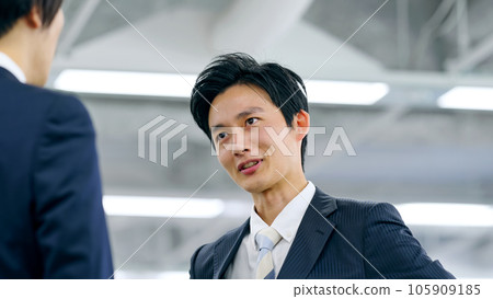 年輕商人以厚臉皮的態度與同事交談 年輕商人以厚臉皮的態度與同事交談 105909185