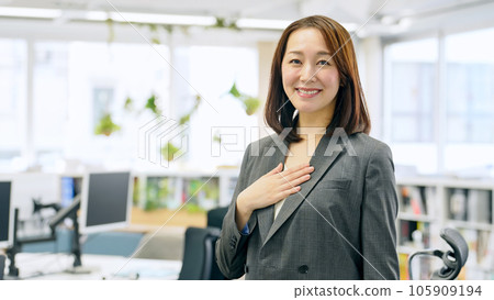 微笑著站在辦公室的女商人 微笑著站在辦公室的女商人 105909194