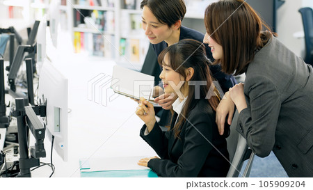 指導年輕員工的中層女商人 105909204