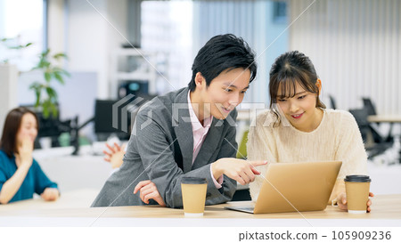 商務小組會議在辦公室 商務小組會議在辦公室 105909236