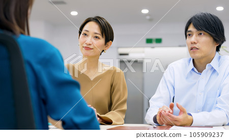 一名職員在辦公室為一對夫婦提供服務 一名職員在辦公室為一對夫婦提供服務 105909237