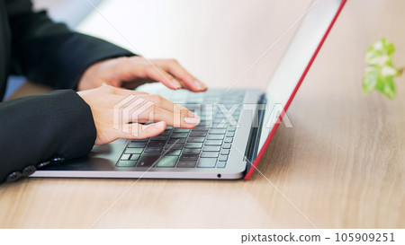 Business woman using a laptop in the office 105909251
