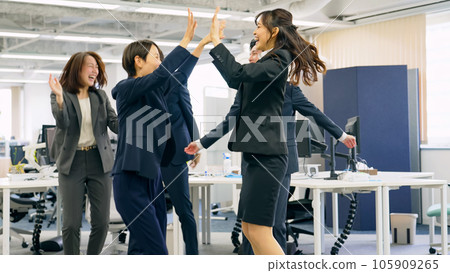 一群在辦公室跳舞的上班族 105909265
