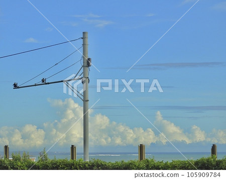 地平線和白色積雨雲夏天的天空 地平線和白色積雨雲夏天的天空 105909784