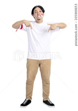 Indonesian man celebrates Indonesian independence day on 17 August while pointing to something 105909853