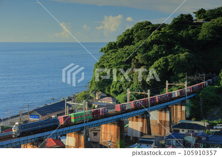 In the morning of Ishibashi Bridge, a container freight train pulled by an EF6627 electric locomotive came up the Tokaido Main Line. 105910357