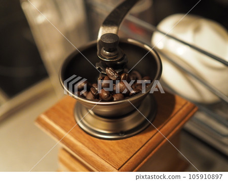 在廚房裡用研磨機研磨咖啡豆 在廚房裡用研磨機研磨咖啡豆 105910897