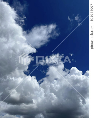 藍天和白色雲彩 藍天和白色雲彩 105911997