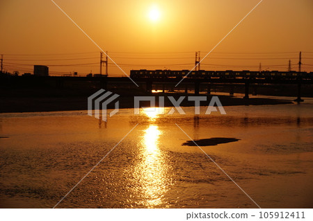 Yamato River shining in the setting sun Yamato River shining in the setting sun 105912411
