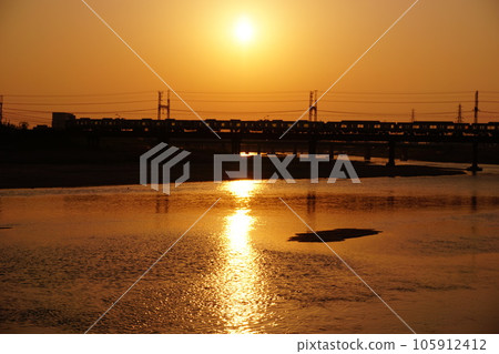 Yamato River shining in the setting sun Yamato River shining in the setting sun 105912412