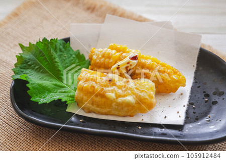 玉米天婦羅配黃油和醬油 105912484