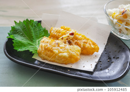 玉米天婦羅配黃油和醬油 105912485