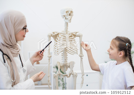 Professor in hijab giving lesson to schoolgirl in hospital 105912512