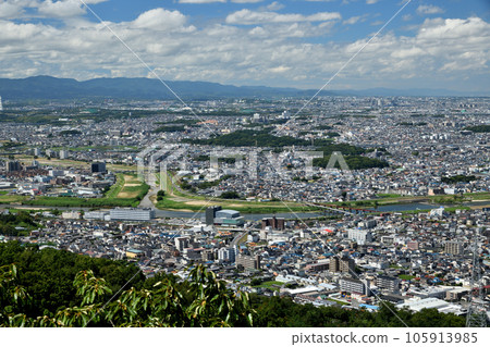 從高尾山山頂（大和川與石川川的交匯處）眺望柏原市和藤井寺市【大阪府柏原市】 105913985