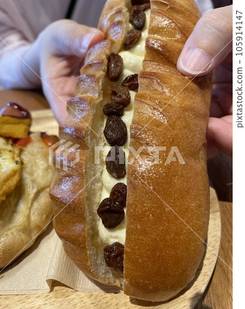 Rum raisin cream sandwich bread: A rich sweet bread infused with the aroma of liqueur. Rum raisin cream sandwich bread: A rich sweet bread infused with the aroma of liqueur. 105914147