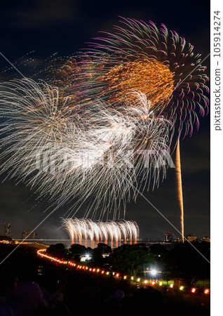Large fireworks decorating the night sky for the first time in four years (Todabashi Fireworks Festival/Itabashi Fireworks Festival) Large fireworks decorating the night sky for the first time in four years (Todabashi Fireworks Festival/Itabashi Fireworks Festival) 105914274
