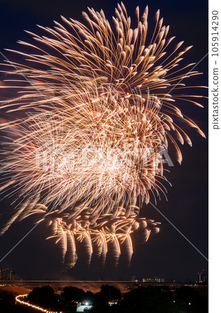 Large fireworks decorating the night sky for the first time in four years (Todabashi Fireworks Festival/Itabashi Fireworks Festival) Large fireworks decorating the night sky for the first time in four years (Todabashi Fireworks Festival/Itabashi Fireworks Festival) 105914290