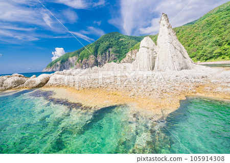 [Aomori Prefecture] Hotokegaura in summer with its beautiful blue sea 105914308