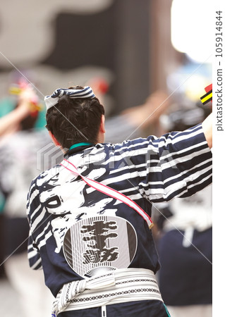 A woman dancing Yosakoi A woman dancing Yosakoi 105914844