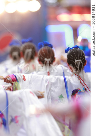 Yosakoi dancing in kimono Yosakoi dancing in kimono 105914931