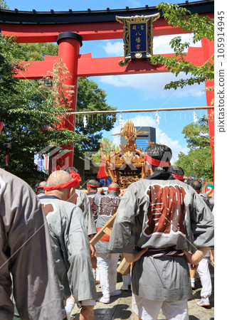 The portable shrine of Tomioka Hachimangu Shrine, Edo's three major festivals, the Mizukake Festival The portable shrine of Tomioka Hachimangu Shrine, Edo's three major festivals, the Mizukake Festival 105914945