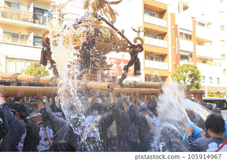 The portable shrine of Tomioka Hachimangu Shrine, Edo's three major festivals, the Mizukake Festival The portable shrine of Tomioka Hachimangu Shrine, Edo's three major festivals, the Mizukake Festival 105914967