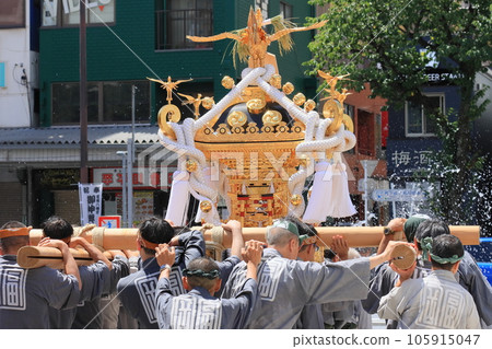 The portable shrine of Tomioka Hachimangu Shrine, Edo's three major festivals, the Mizukake Festival 105915047