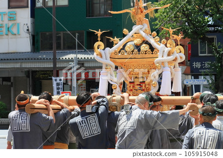 The portable shrine of Tomioka Hachimangu Shrine, Edo's three major festivals, the Mizukake Festival 105915048