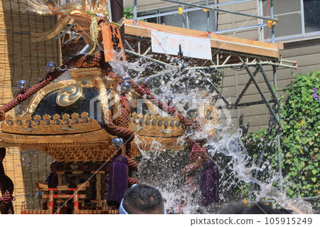 The portable shrine of Tomioka Hachimangu Shrine, Edo's three major festivals, the Mizukake Festival 105915249