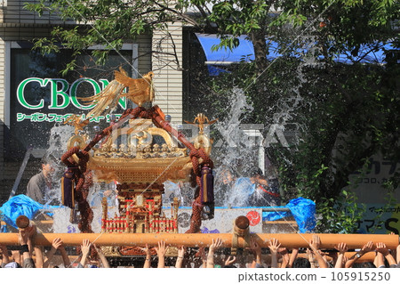 The portable shrine of Tomioka Hachimangu Shrine, Edo's three major festivals, the Mizukake Festival 105915250