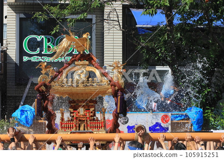 The portable shrine of Tomioka Hachimangu Shrine, Edo's three major festivals, the Mizukake Festival 105915251