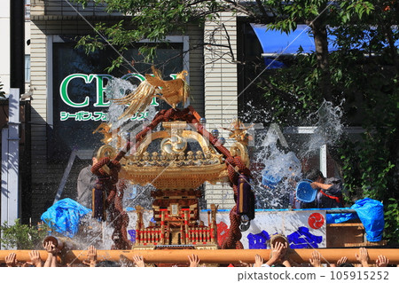 The portable shrine of Tomioka Hachimangu Shrine, Edo's three major festivals, the Mizukake Festival The portable shrine of Tomioka Hachimangu Shrine, Edo's three major festivals, the Mizukake Festival 105915252