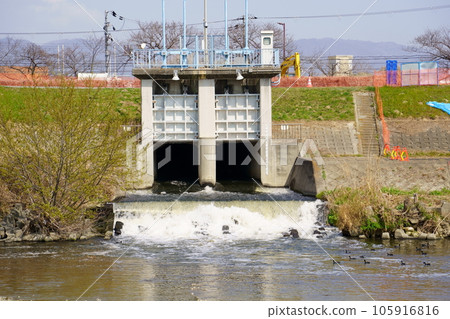 污水處理後排入河流 105916816