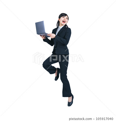 PNG一名身穿西裝的女士在使用筆記本電腦背景透明剪輯時跳躍 105917040