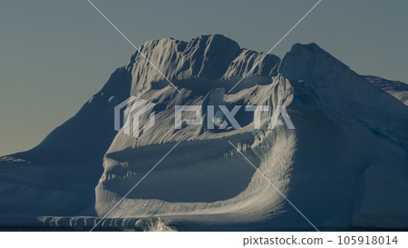 Paradise bay glaciers and mountains, peninsula, Antartica.. 105918014