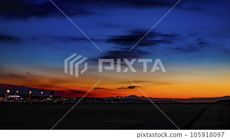 夕陽的天空和雲彩 夕陽的天空和雲彩 105918097