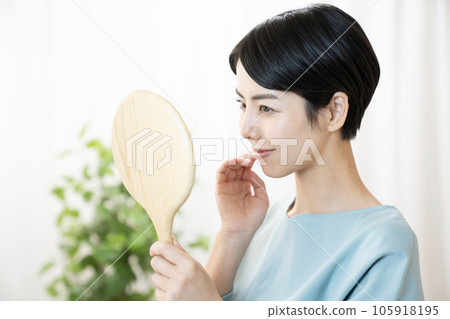 拿著鏡子微笑的美女 105918195