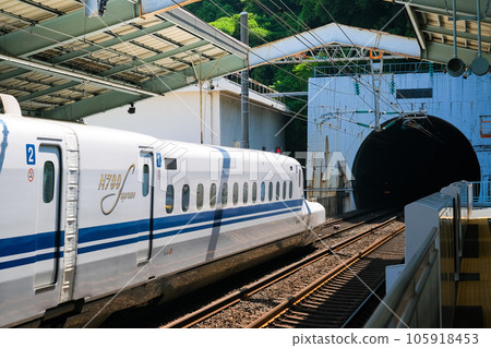 東海道/山陽新幹線 N700 系列在新神戶站停靠 105918453