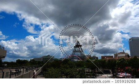 夏天的藍天，摩天輪，白雲和雨雲覆蓋著天空 105919208