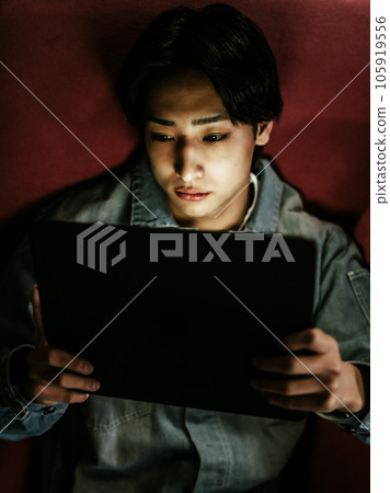 平板電腦的男士 105919556