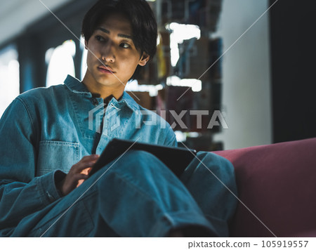 男人看著平板電腦 105919557