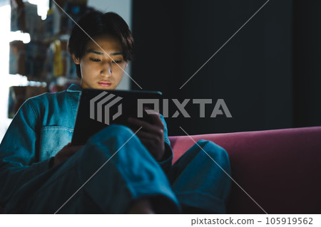 男人看著平板電腦 105919562