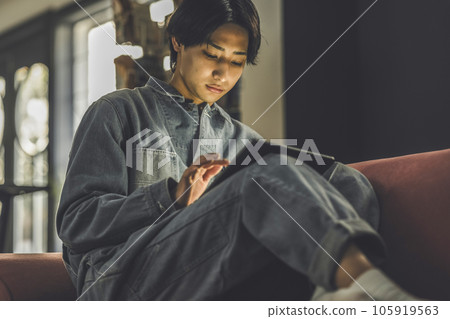 男人看著平板電腦 105919563