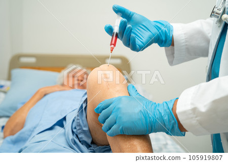 Asian doctor inject Hyaluronic acid platelet rich plasma into the knee of senior woman to walk without pain. 105919807