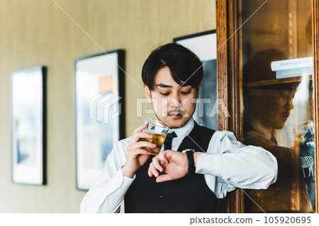 喝酒的人 105920695