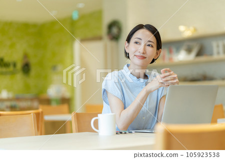 一名擁有智能手機的女性 一名在聯合辦公空間工作的女性 一名職業女性 一名擁有智能手機的女性 一名在聯合辦公空間工作的女性 一名職業女性 105923538