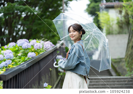鎌倉周邊旅行的女性 雨季旅行的女性 觀賞繡球花的女性 105924238